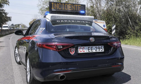 Travolto da un'auto mentre cammina a piedi sulla Pontina, gravissimo un uomo