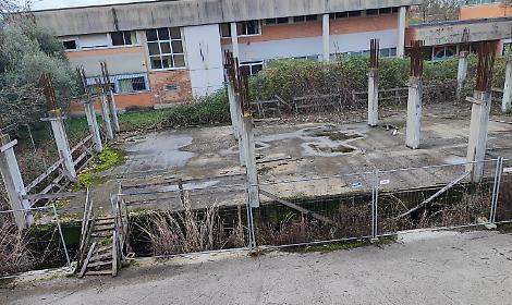Scuola ostaggio del cantiere da 11 anni: "Subito la bonifica"