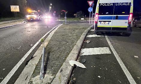 Incidente in rotatoria contromano, guidava sotto l'effetto dell'alcol