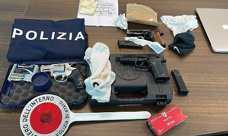 Trovato con una pistola rubata, arrestato dalla polizia