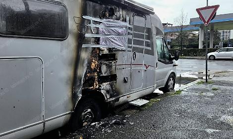 Torna l'incubo del piromane in zona Isonzo, camper danneggiato dalle fiamme