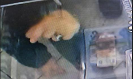 Rapina al tabaccaio a Latina, fermato uno dei presunti aggressori: decisiva un&rsquo;impronta