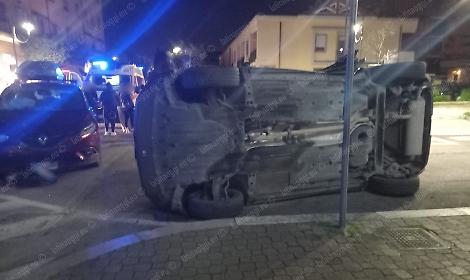 Aprilia, incidente a Largo delle Rose: Nissan Qashqai si ribalta dopo lo scontro