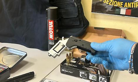 Latina, perquisizione della Squadra Mobile: arrestato un uomo per detenzione abusiva di armi