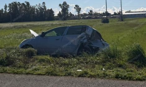 Scontro tra due auto sulla Pontina, una finisce fuori strada