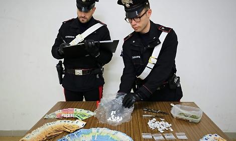 Spaccio di droga e banconote false, arrestati due giovani di 19 e 22 anni