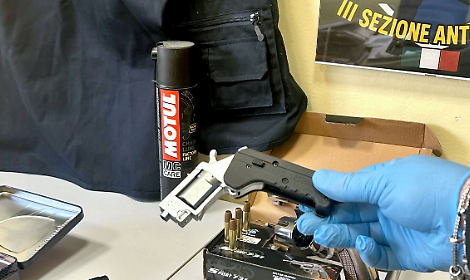 Pistole e lupara in casa di un buttafuori, la polizia cerca tracce sulle armi