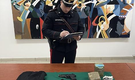 Aprilia, arrestato 20enne per droga e pistola modificata