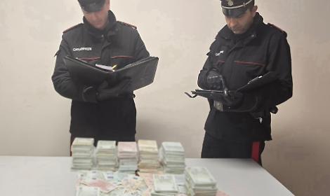 Fondi, scoperti 295mila euro nascosti in un pozzetto: quattro persone denunciate per favoreggiamento reale