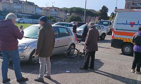 Investito in bici nel parcheggio del centro Agora, soccorso un uomo di 47 anni