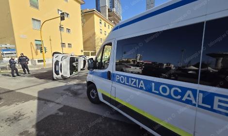 Anziano di 87 anni alla guida urta un'auto ferma e si ribalta