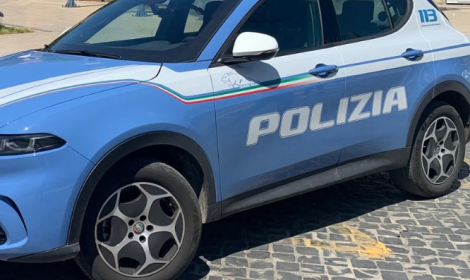 Controlli straordinari: la Polizia trova dosi di cocaina e hashish occultate sotto una mattonella