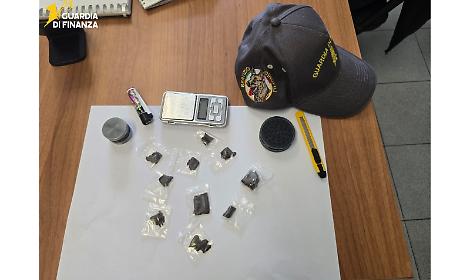 Pusher fermato in piazza grazie ai cani antidroga della Finanza