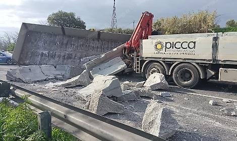 Tir si ribalta, Pontina in tilt verso la Capitale