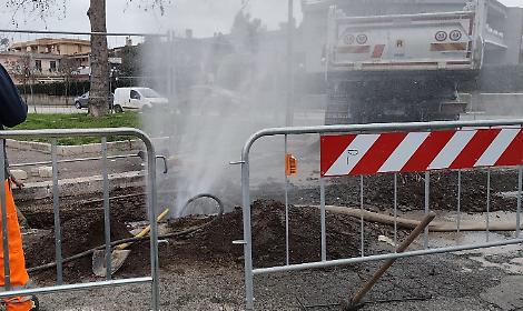 Tubatura rotta durante gli scavi stradali, fiume d&rsquo;acqua tra via Toscanini e via Clementi
