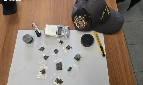 Hashish pronto per lo spaccio in piazza a Formia: denunciato un uomo