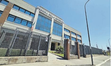 Braccialetto elettronico per un pensionato: ha spiato la moglie con una telecamera