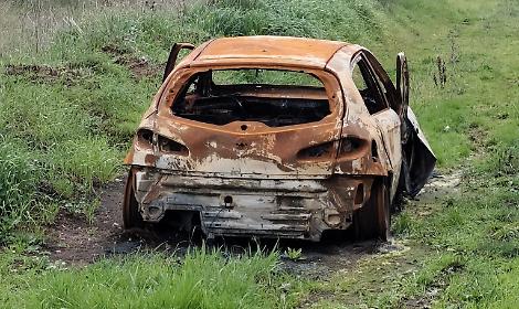 Auto bruciata e rifiuti abbandonati: ancora degrado in via Acqua Solfa