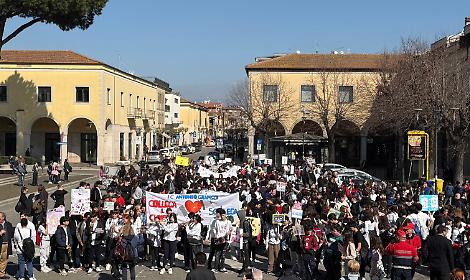 Musica e striscioni, gli alunni della scuola Gramsci in piazza per dire no a bullismo e cyberbullismo