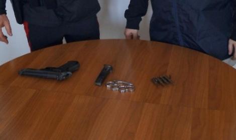 Pistola puntata contro un meccanico dopo una lite: arrestato un 49enne, tre denunciati