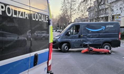 Superando la fila di auto urta un corriere in manovra, ferito centauro adolescente