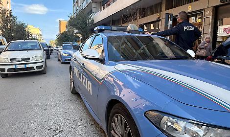 Sorpresi a rubare nel furgone reagiscono con violenza, presi dalla Polizia