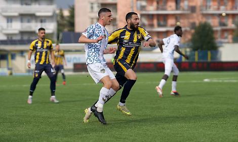 Latina, un punto in rimonta in casa del Giugliano