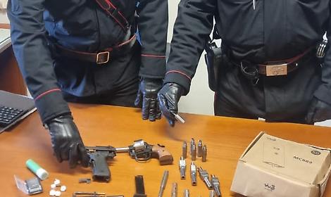 Sonnino: spaccio e arsenale illegale. Arrestato 45enne, denunciato 47enne per favoreggiamento