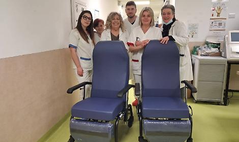 Raccolta fondi a Norma per l'ospedale, donate due poltrone