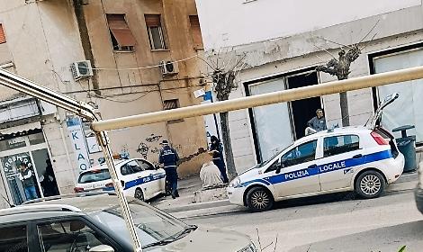 Donna cade sul marciapiede sconnesso, soccorsa in centro