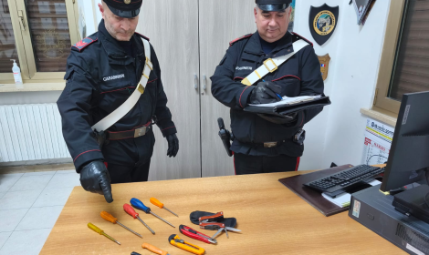 Latina, senza assicurazione e con coltello e attrezzi da scasso: denunciato 56enne