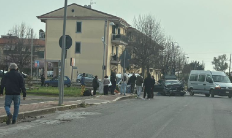 Frontale a Borgo Flora: uomo in codice rosso al Goretti, illesa una famiglia di turisti
