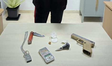 Trovata in possesso della droga acquistata poco prima e di un coltello. I Carabinieri denunciano due donne