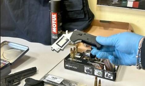 Concessi gli arresti domiciliari al buttafuori arrestato con le armi