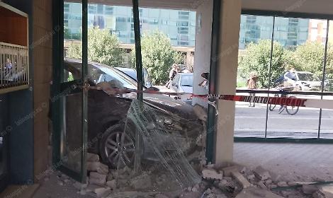Scontro in via Pontinia a Latina, auto nell'androne di un palazzo