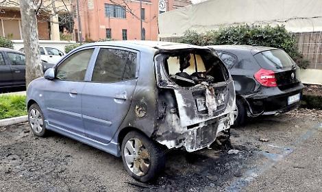 Misterioso rogo in centro, incendiata l'auto di un'anziana