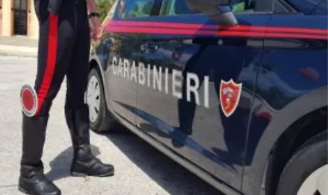 Rapina a mano armata in un bar-pizzeria del centro, prendono i contanti e la fede nuziale del titolare