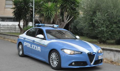 Tenta di rapire un bambino nel parcheggio del supermercato, arrestato dalla Polizia