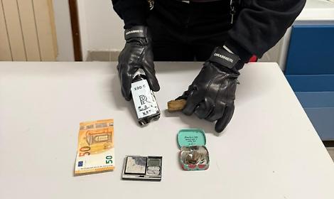 Fugge dai Carabinieri, in casa nascondeva droga