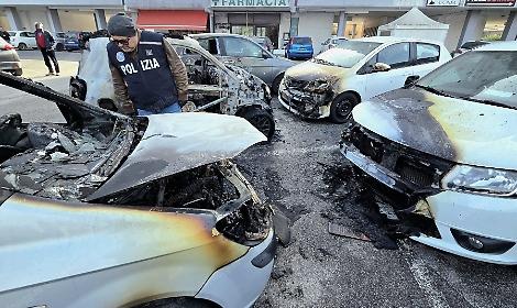 Cinque auto a fuoco nella notte, indaga la Polizia