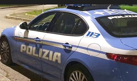 Pattuglia della polizia speronata dai ladri in fuga durante l'inseguimento