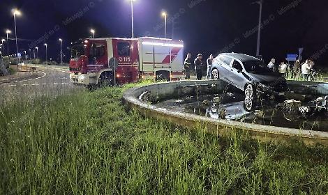 Con l'auto nella fontana della rotatoria, paura per tre giovani