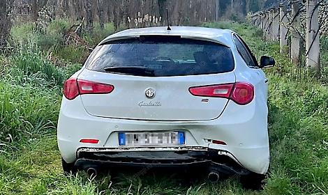 Trovata in un campo l'auto usata dai ladri per speronare la volante della Polizia