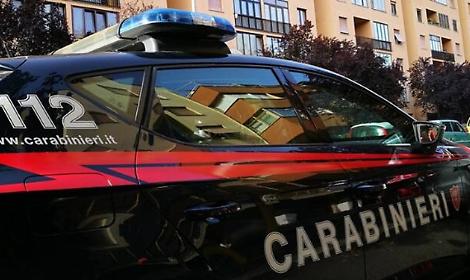 Tenta di forzare un&rsquo;auto in sosta per rubarla, denunciato un 42enne
