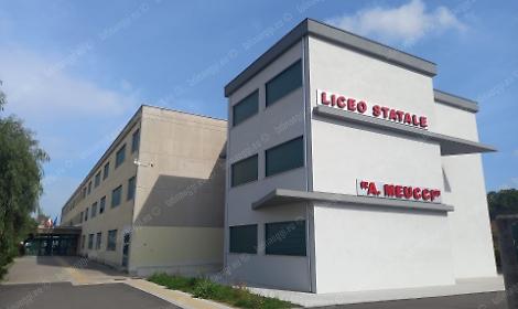 Piove nel liceo di Aprilia e crollano i pannelli del controsoffitto