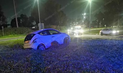 Urto laterale in rotatoria, una delle auto finisce nell&rsquo;aiuola