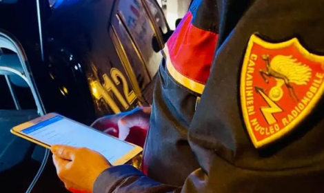 Fermato senza patente con droga e coltelli. I Carabinieri denunciano un quarantunenne