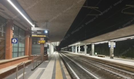 Donna scippata alla stazione ferroviaria, tre stranieri un fuga