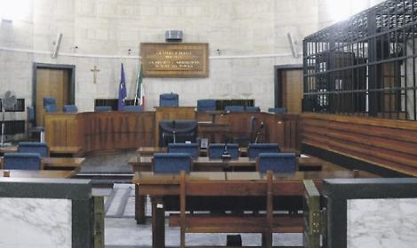 Maltratta la compagna davanti ai figli, condannato a tre anni