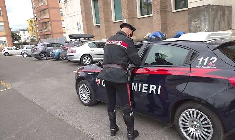 Palpeggia due minori, il gip lo lascia in carcere